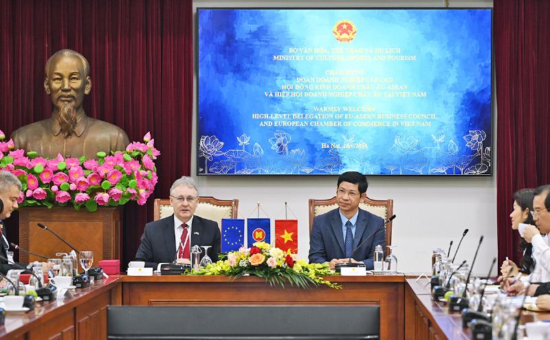 Bản đồ và biểu tượng Liên minh Châu Âu thể hiện sự liên kết giữa các nước thành viên EU